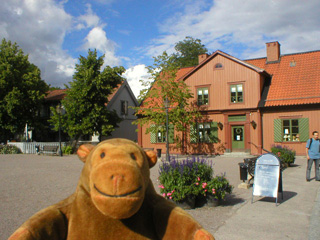 Mr Monkey looking at buildings on Sigtuna's Stora Torget