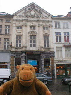 Mr Monkey approaching the Galerie Bortier