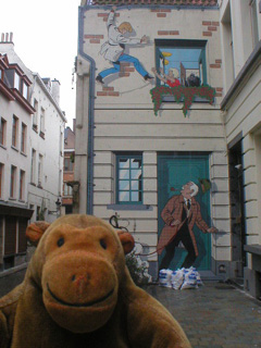 Mr Monkey in front of the Ric Hochet mural