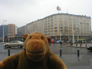 Mr Monkey looking at the Lombard building