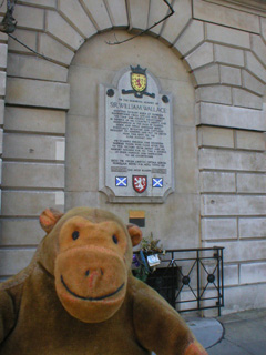 Mr Monkey looking the William Wallace monument