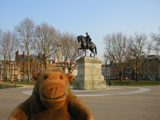 Mr Monkey looking the statue of William the Third