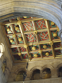 The red, green and gold ceiling of the crossing