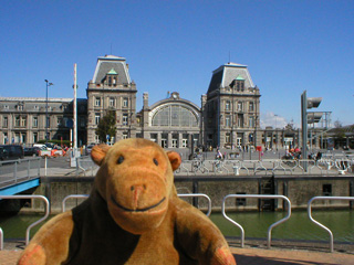 Mr Monkey outside Ostende station