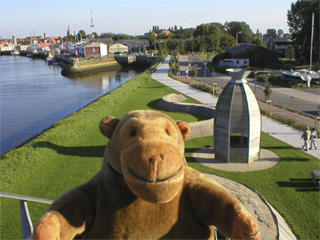 Mr Monkey looking upriver at Nieuwpoort