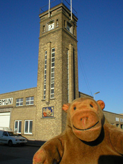Mr Monkey looking at the Nieuwpoort Vismijn
