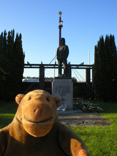 Mr Monkey looking at the mariners monument in Nieuwpoort