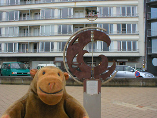Mr Monkey looking at the Neptune sculpture