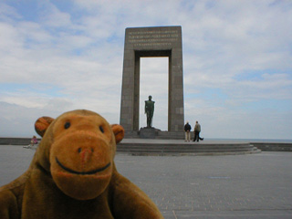 Mr Monkey looking at the Leopold I monument