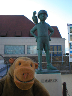 Mr Monkey looking at a statue of Jommeke