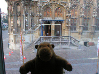 Mr Monkey outside De Roos restaurant in Nieuwpoort