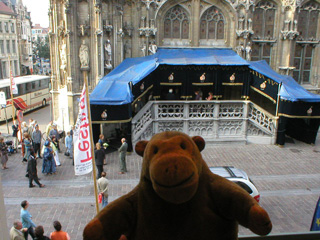 Mr Monkey walking the streets of Nieuwpoort in the dark