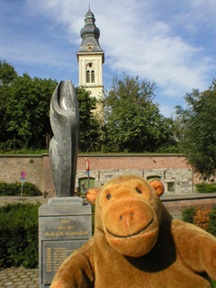 Mr Monkey looking at the Prijs Van Het Vrijzinnig Humanisme