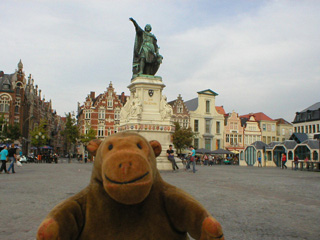 Mr Monkey looking at the statue of Jacob van Artevelde