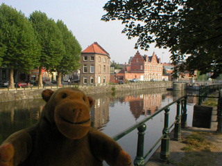 Mr Monkey looking towards the Sint-Jorisbrug