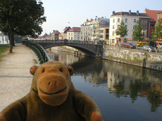 Mr Monkey looking at the Minnemeersbrug