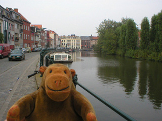 Mr Monkey looking back along Achterleie