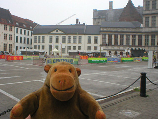 Mr Monkey looking at an empty Emile Braunplein