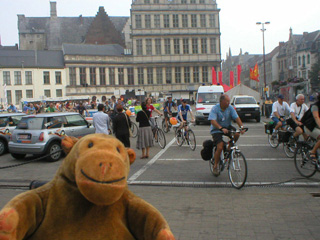 Mr Monkey watching cyclists leave the Emile Braunplein