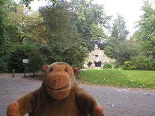 Mr Monkey looking towards the grotto in the Citadelpark