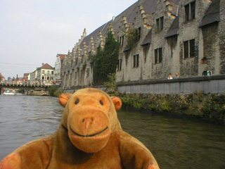 Mr Monkey passing the Groot Vleeshuis