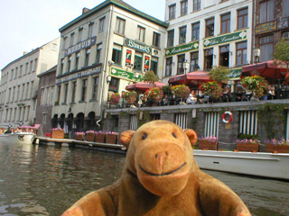 Mr Monkey passing Het Waterhuis aan de Beerkant