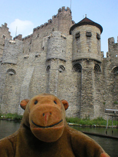 Mr Monkey passing Het Gravensteen