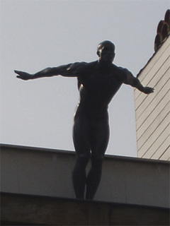 The male statue diving into the Leie