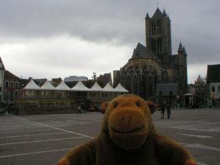 Mr Monkey looking at the Jan Frans Willems memorial in St-Baafsplein